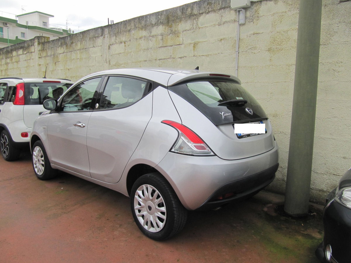 Lancia Ypsilon 0.9 TwinAir 85 CV 5 porte Metano Ecochic Gold (2)