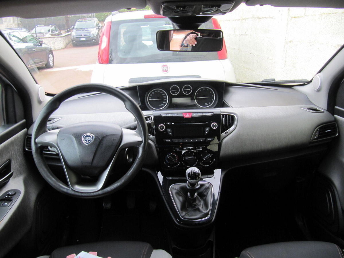 Lancia Ypsilon 0.9 TwinAir 85 CV 5 porte Metano Ecochic Gold (3)