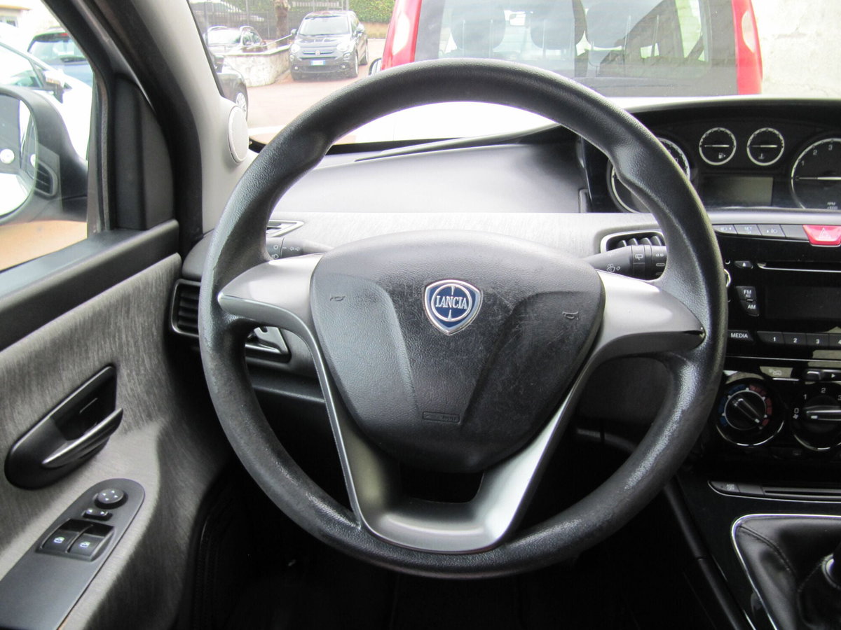 Lancia Ypsilon 0.9 TwinAir 85 CV 5 porte Metano Ecochic Gold (4)