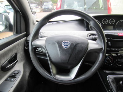 Lancia Ypsilon 0.9 TwinAir 85 CV 5 porte Metano Ecochic Gold (4)