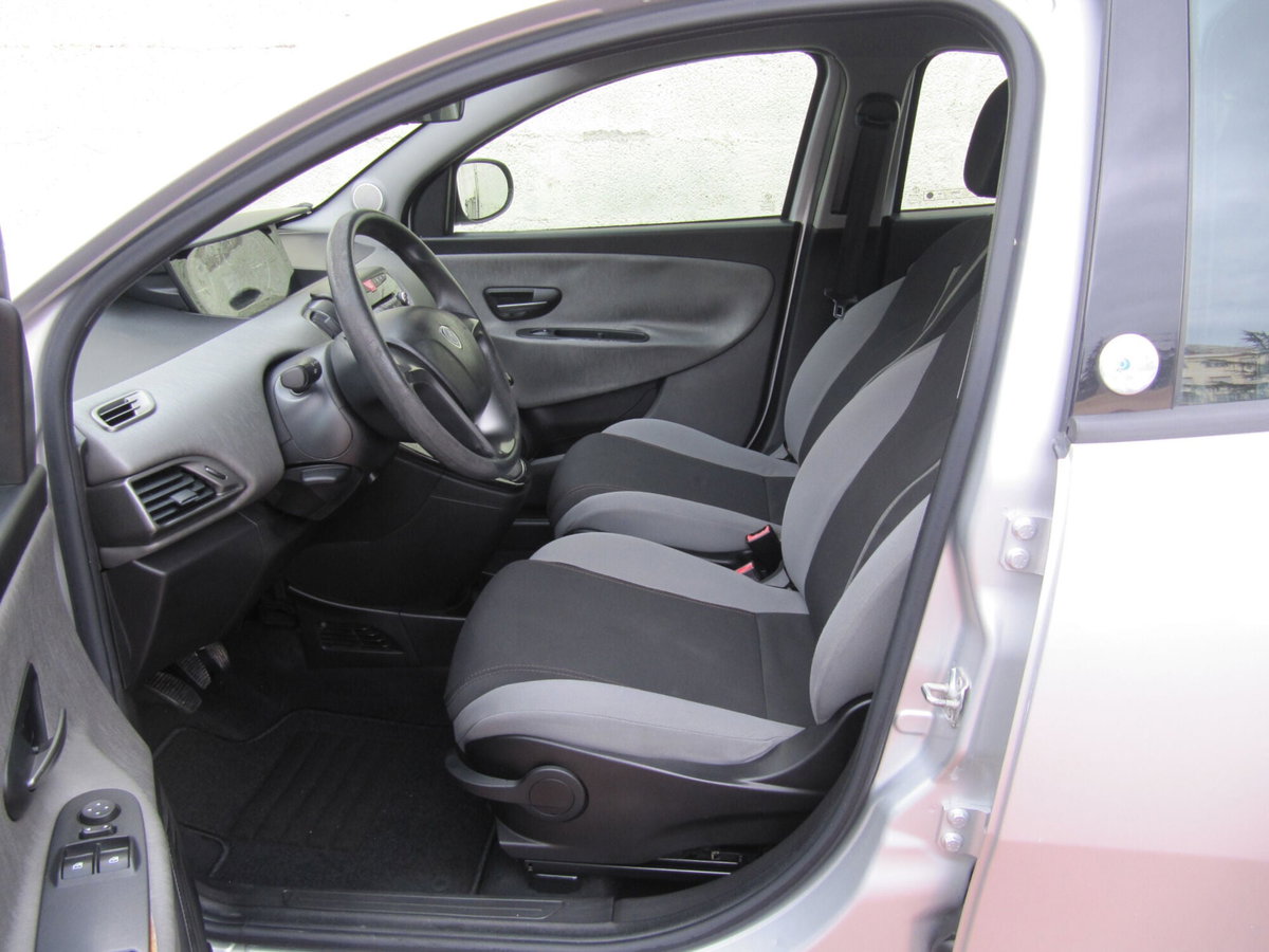 Lancia Ypsilon 0.9 TwinAir 85 CV 5 porte Metano Ecochic Gold (8)