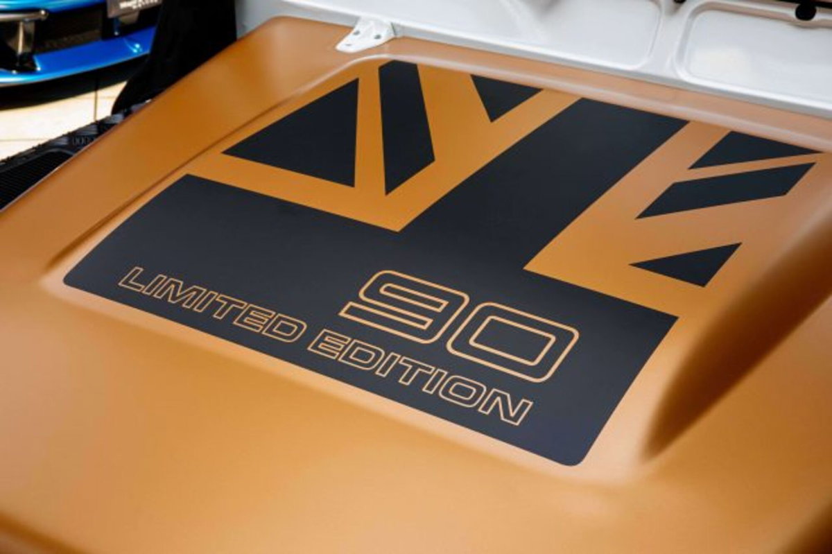 Land Rover Defender 90 2.2 TD4 Station Wagon Limited Edition N1 (10)