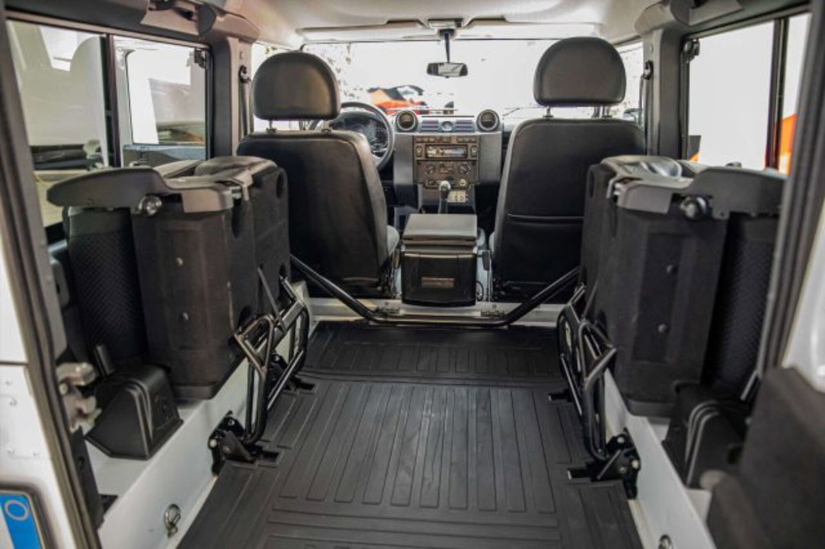 Land Rover Defender 90 2.2 TD4 Station Wagon Limited Edition N1 (11)