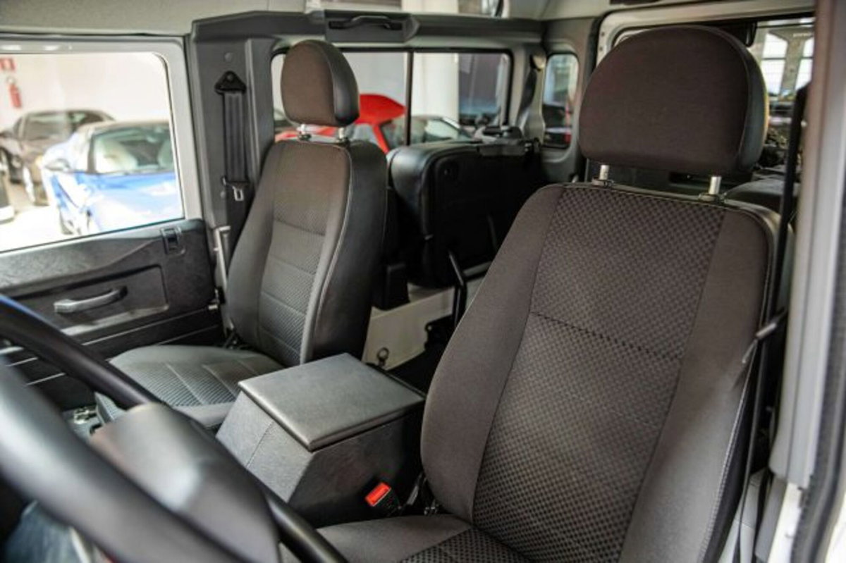 Land Rover Defender 90 2.2 TD4 Station Wagon Limited Edition N1 (12)