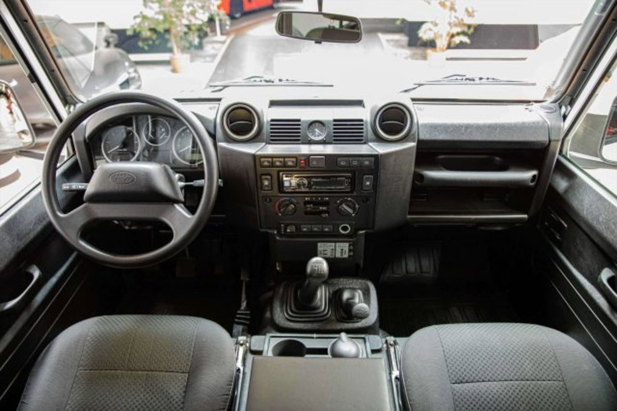 Land Rover Defender 90 2.2 TD4 Station Wagon Limited Edition N1 (13)