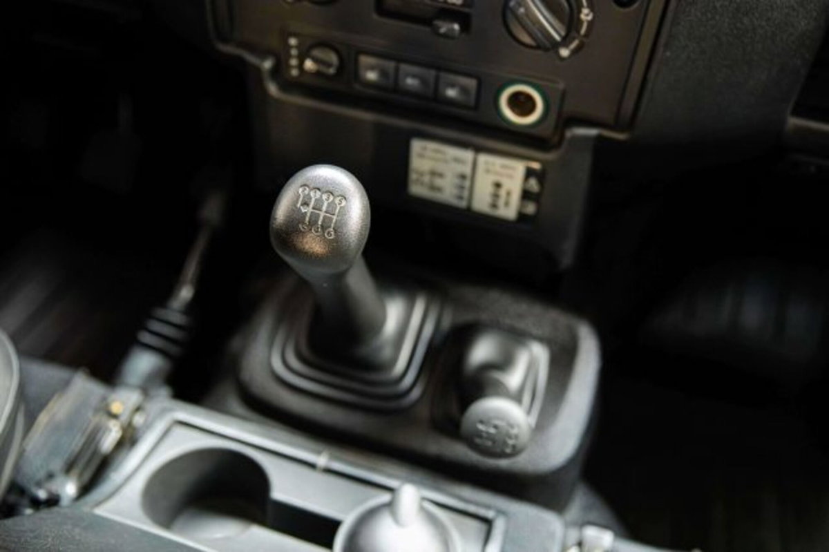 Land Rover Defender 90 2.2 TD4 Station Wagon Limited Edition N1 (14)