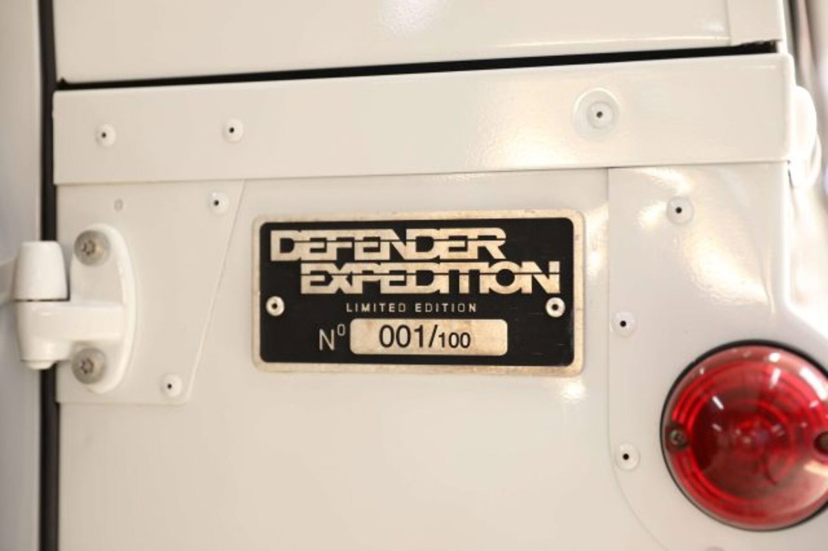 Land Rover Defender 90 2.2 TD4 Station Wagon Limited Edition N1 (2)