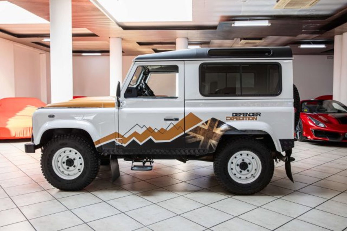 Land Rover Defender 90 2.2 TD4 Station Wagon Limited Edition N1 (5)