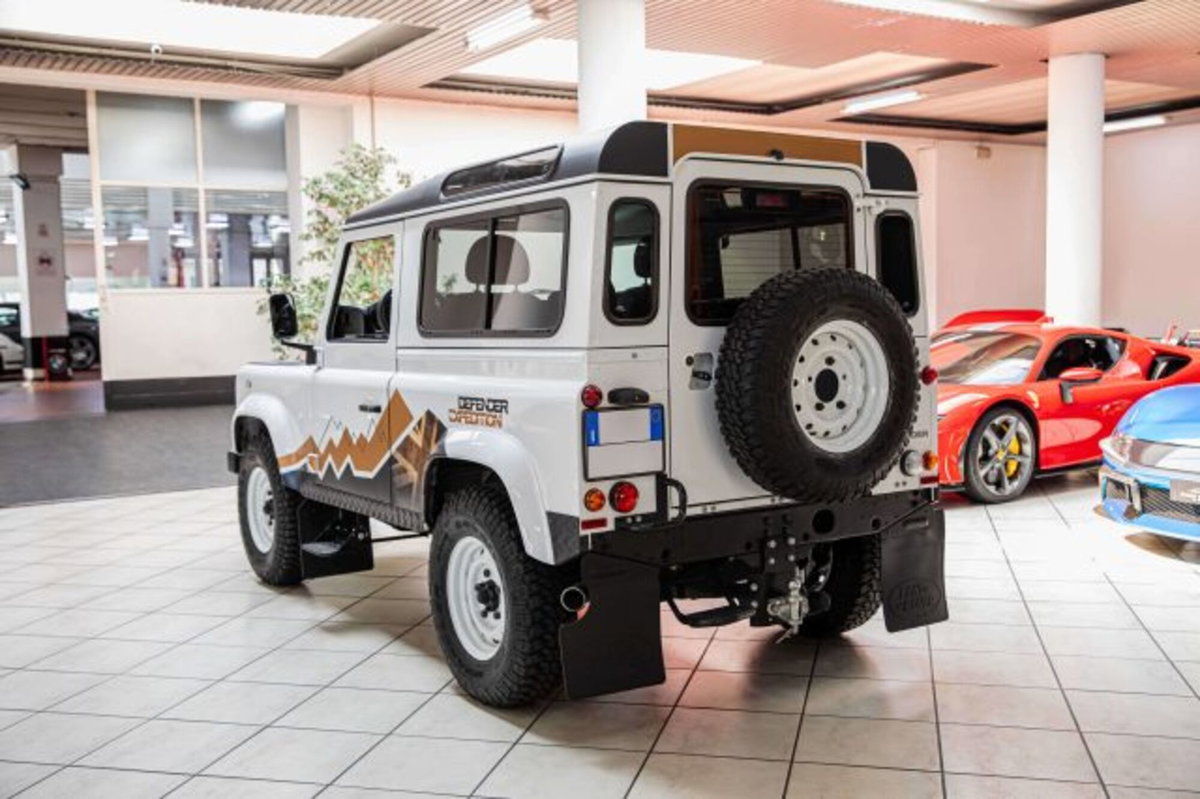 Land Rover Defender 90 2.2 TD4 Station Wagon Limited Edition N1 (6)