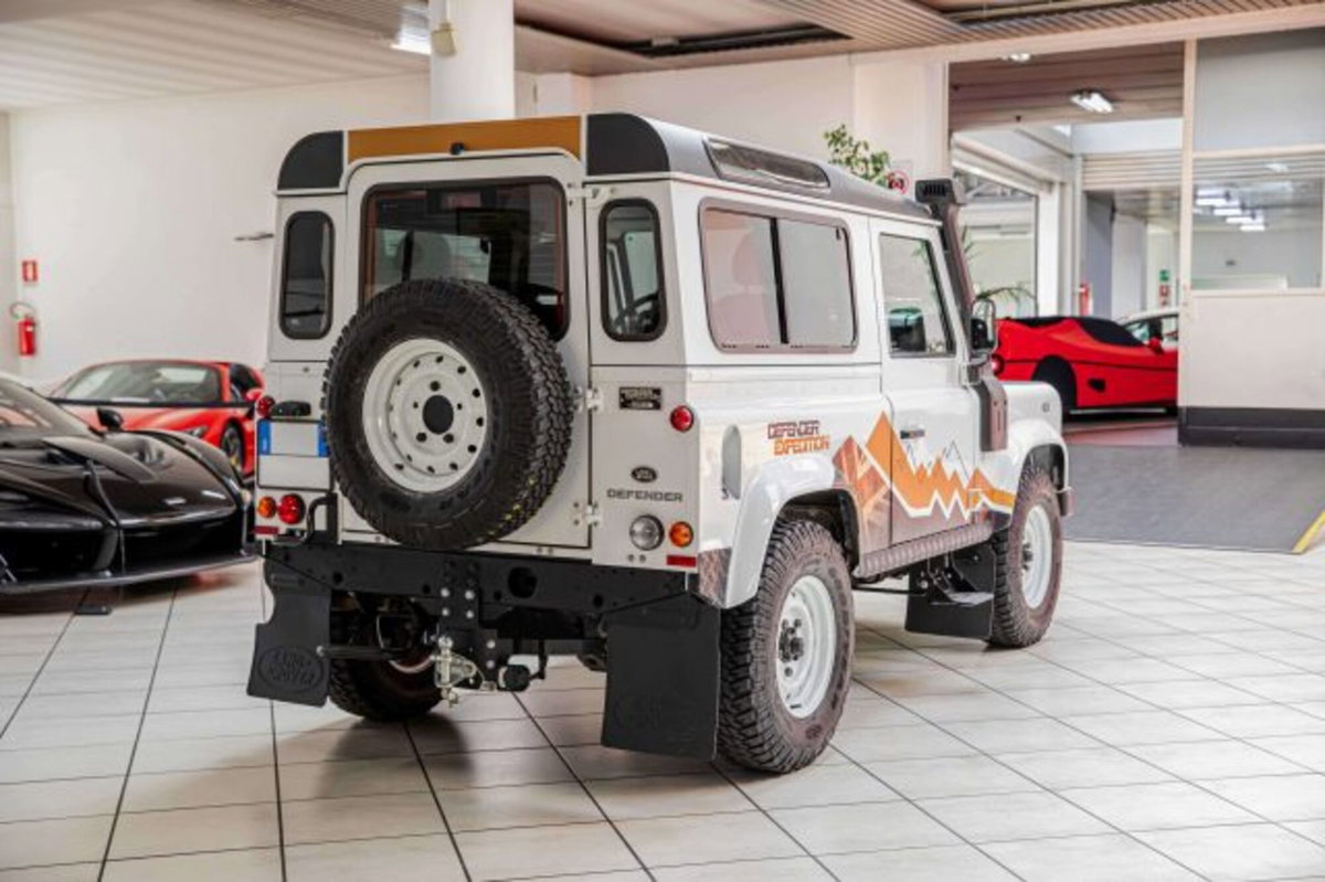 Land Rover Defender 90 2.2 TD4 Station Wagon Limited Edition N1 (8)
