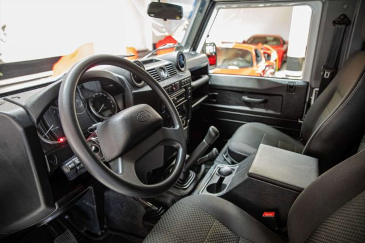 Land Rover Defender 90 2.2 TD4 Station Wagon Limited Edition N1 (9)