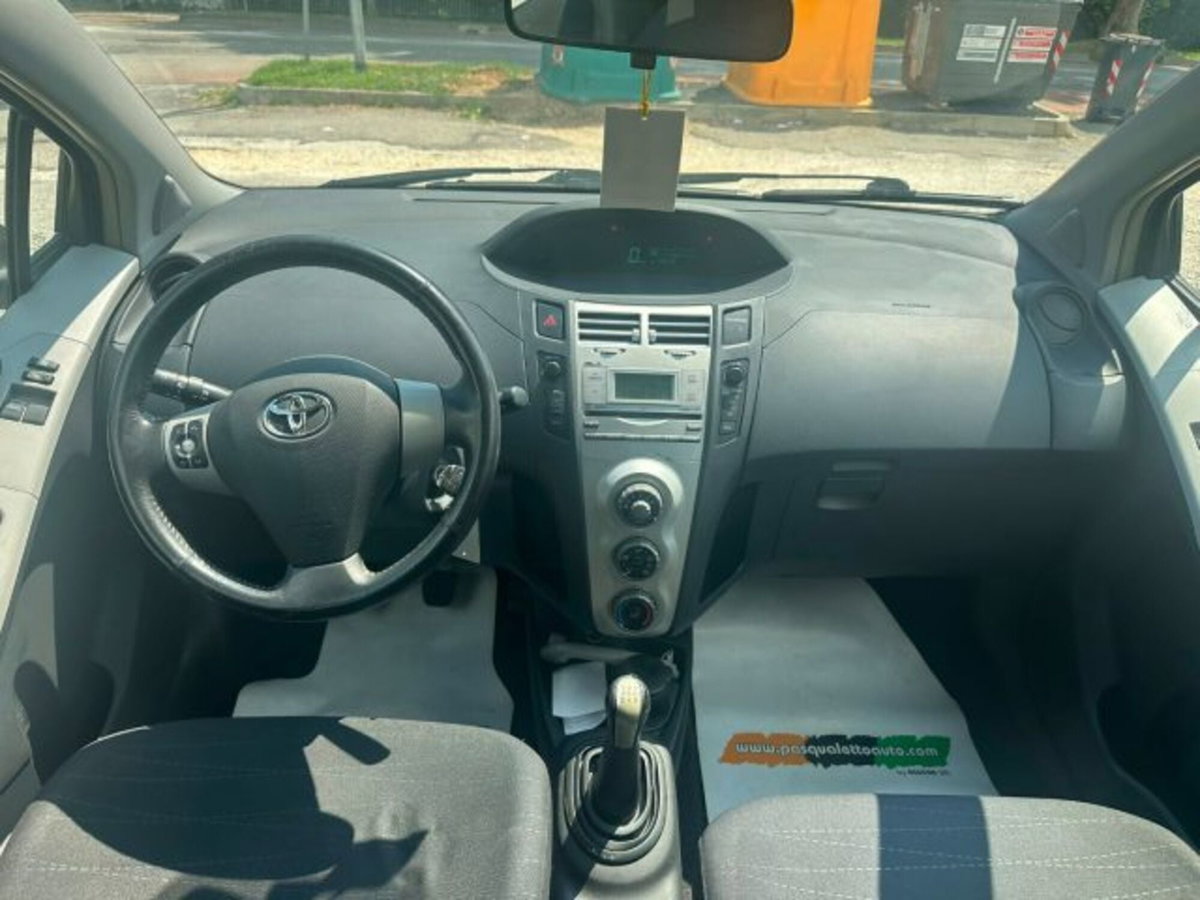 Toyota Yaris 1.0 3 porte Sol (5)