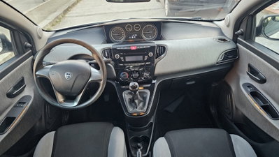 Lancia Ypsilon 1.3 MJT 16V 95 CV 5 porte S&S Elle (19)