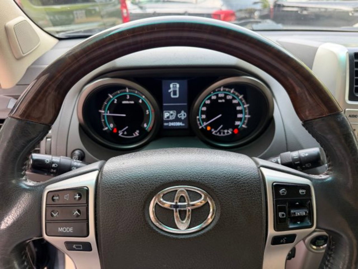Toyota Land Cruiser 3.0 D4-D aut. 5 porte (10)