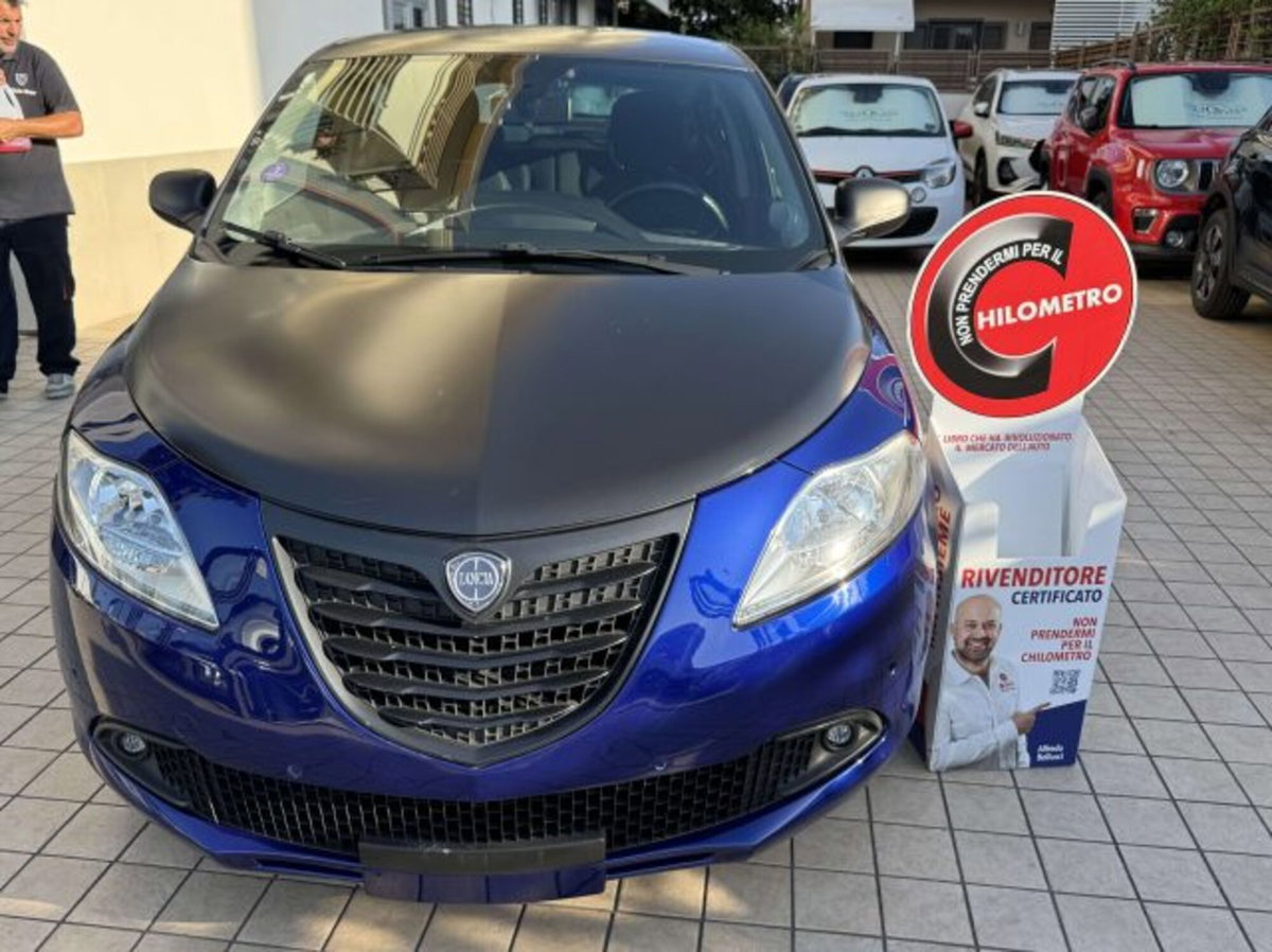 Lancia Ypsilon 1.2 69 CV 5 porte S Momodesign