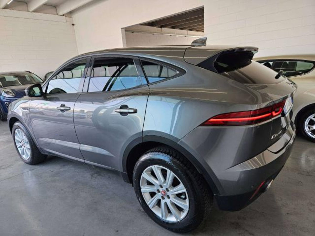 Jaguar E-Pace 2.0D 150 CV AWD R-Dynamic S (4)