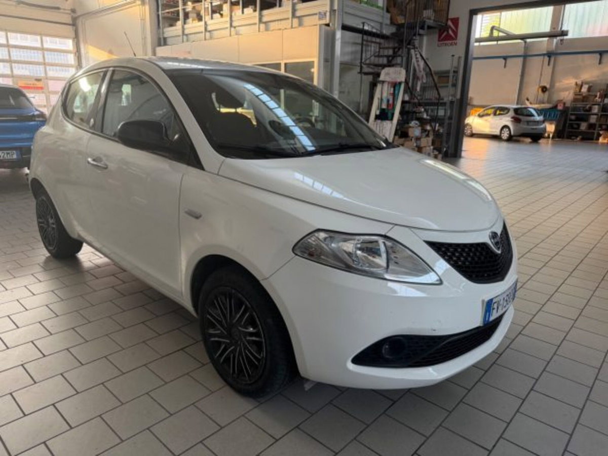 Lancia Ypsilon 1.2 69 CV 5 porte GPL Ecochic Gold (2)