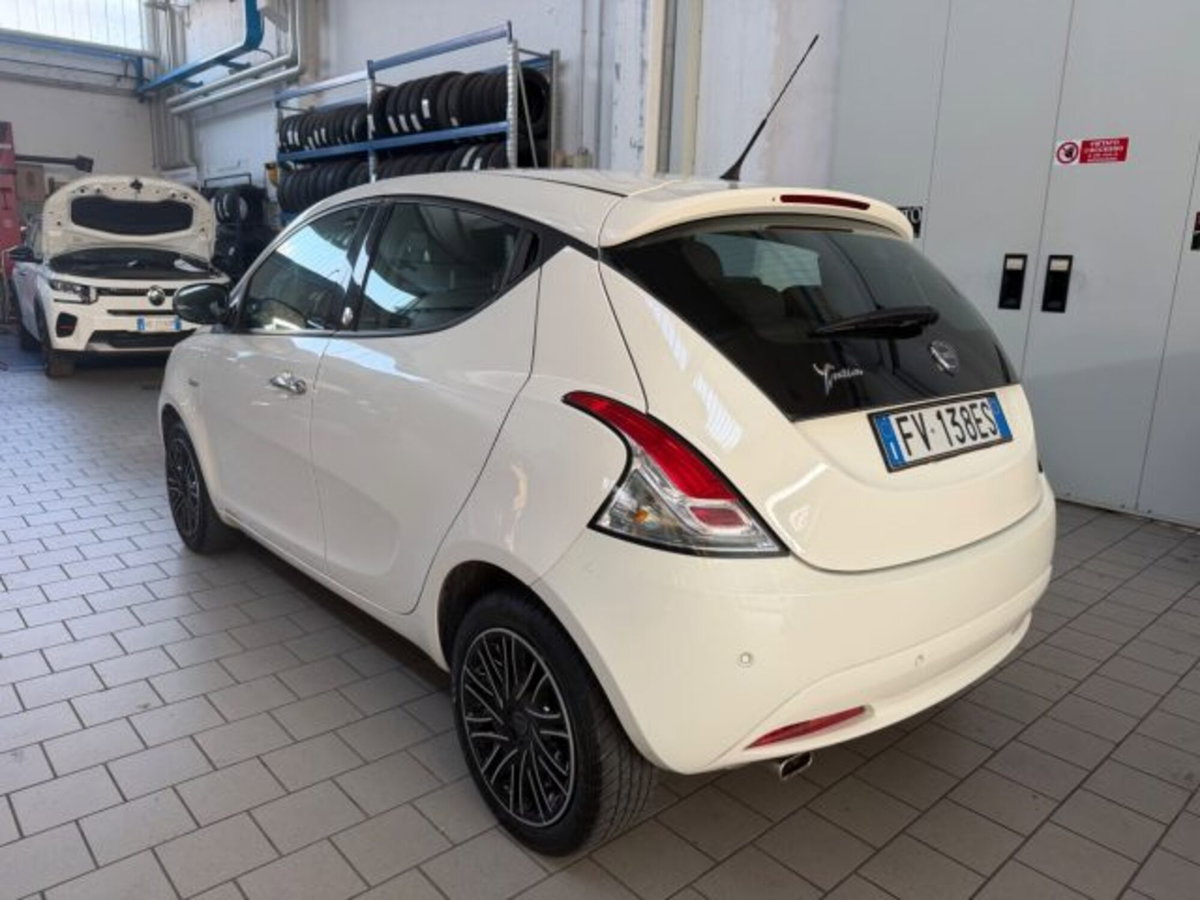 Lancia Ypsilon 1.2 69 CV 5 porte GPL Ecochic Gold (4)