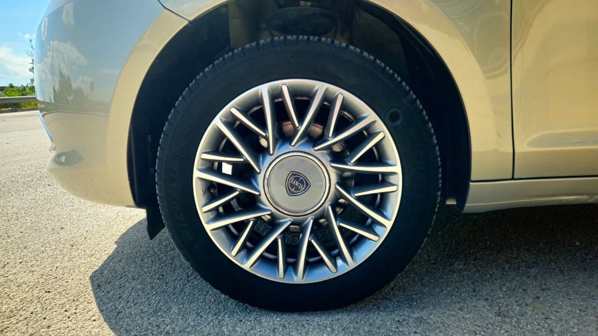 Lancia Ypsilon 1.2 69 CV 5 porte Gold (12)