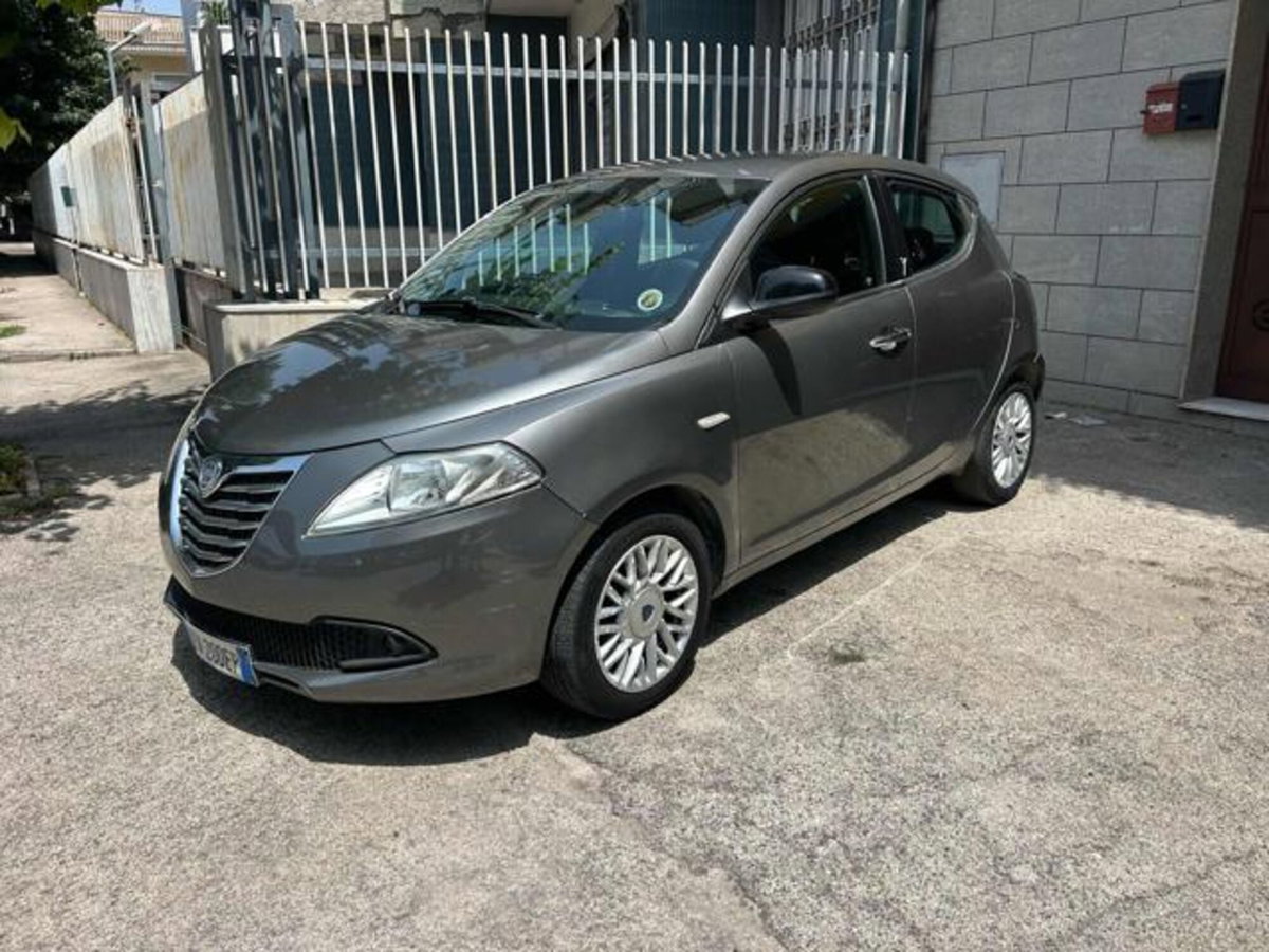 Lancia Ypsilon 1.2 69 CV 5 porte GPL Ecochic Gold (2)