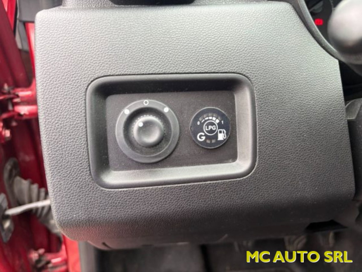 Dacia Duster 1.0 TCe 100 CV ECO-G 4x2 15th Anniversary (12)