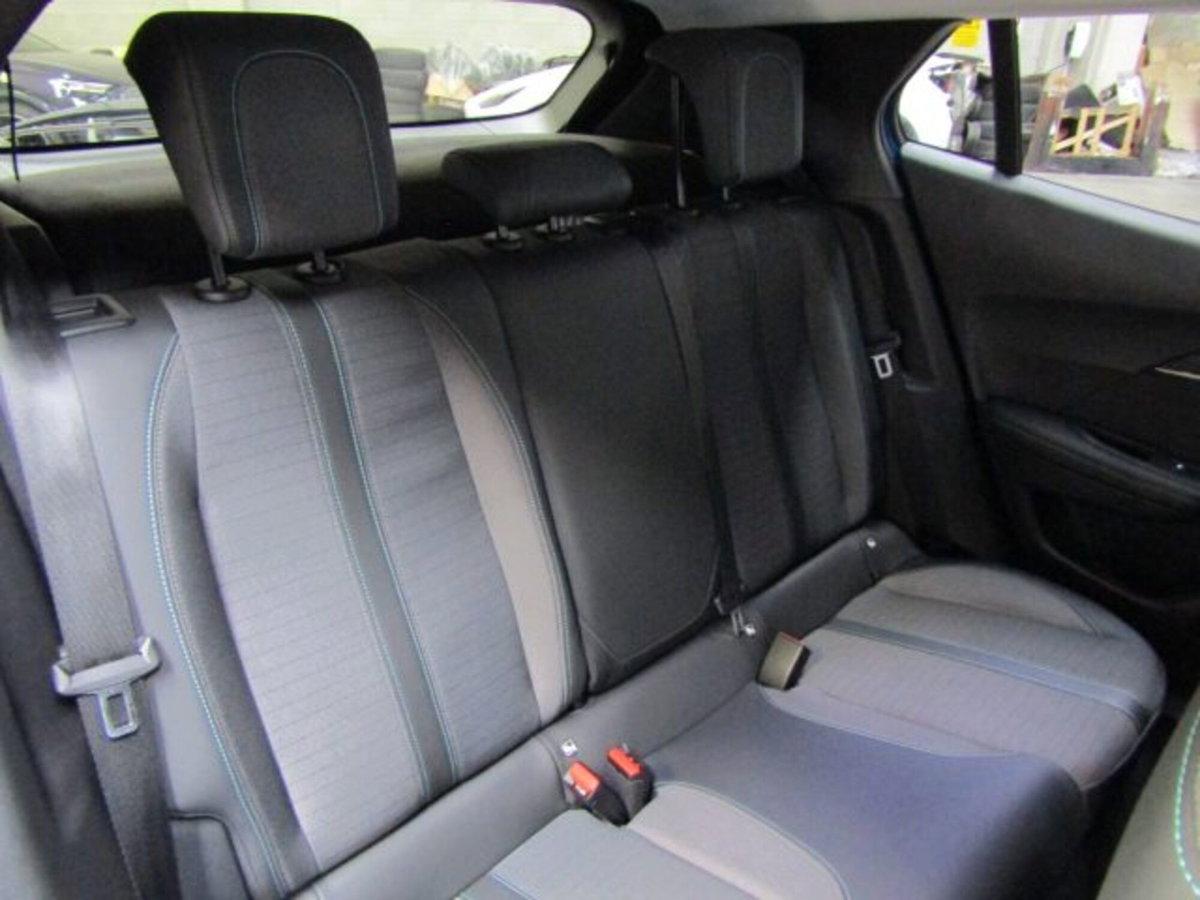 Peugeot 2008 PureTech 130 S&S EAT8 GT Pack (13)