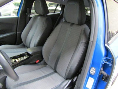 Peugeot 2008 PureTech 130 S&S EAT8 GT Pack (9)