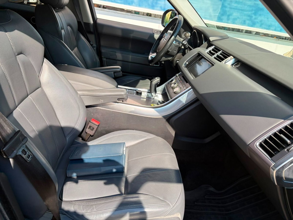 Land Rover Range Rover Sport 3.0 TDV6 HSE (9)