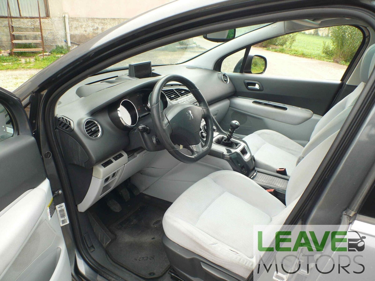 Peugeot 5008 2.0 HDi 150CV Féline (11)