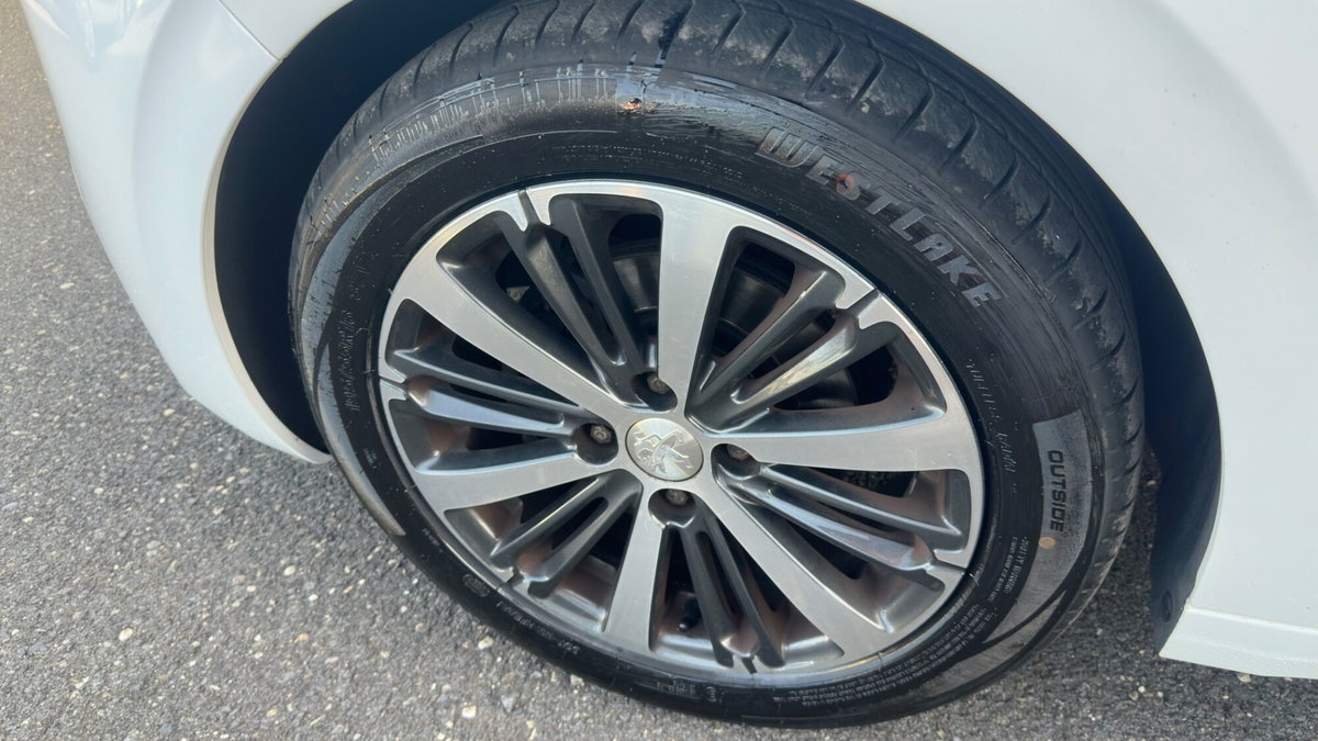 Peugeot 208 100 5 porte Allure (16)