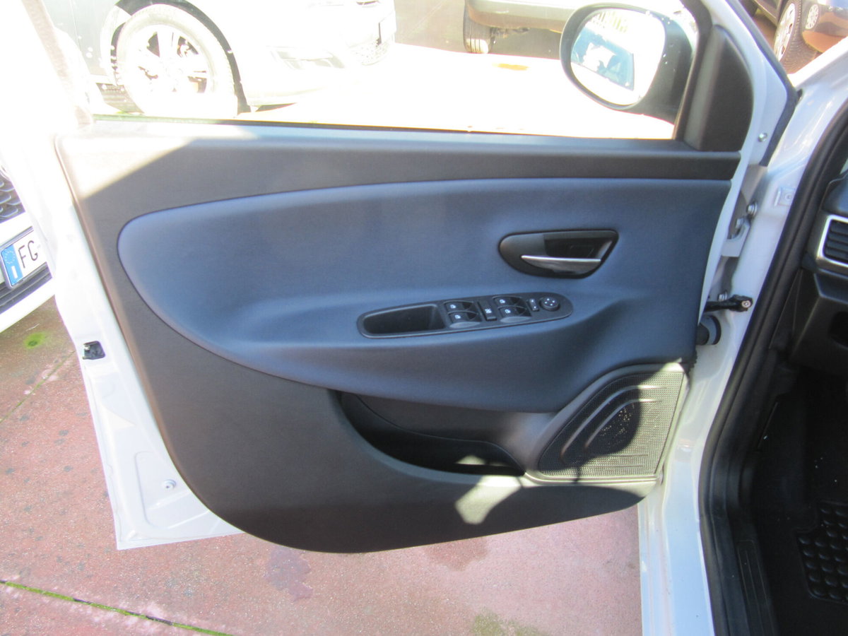 Lancia Ypsilon 1.2 69 CV 5 porte Mya (10)