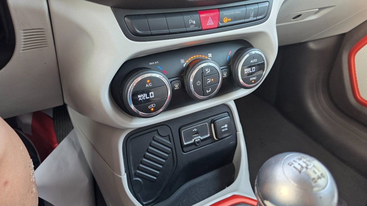 Jeep Renegade 1.6 Mjt 120 CV Limited (18)