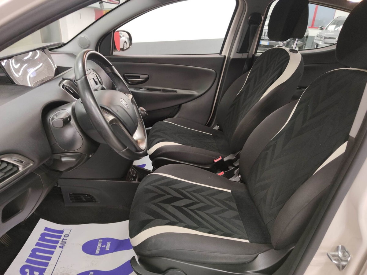 Lancia Ypsilon 1.2 69 CV 5 porte Gold (11)