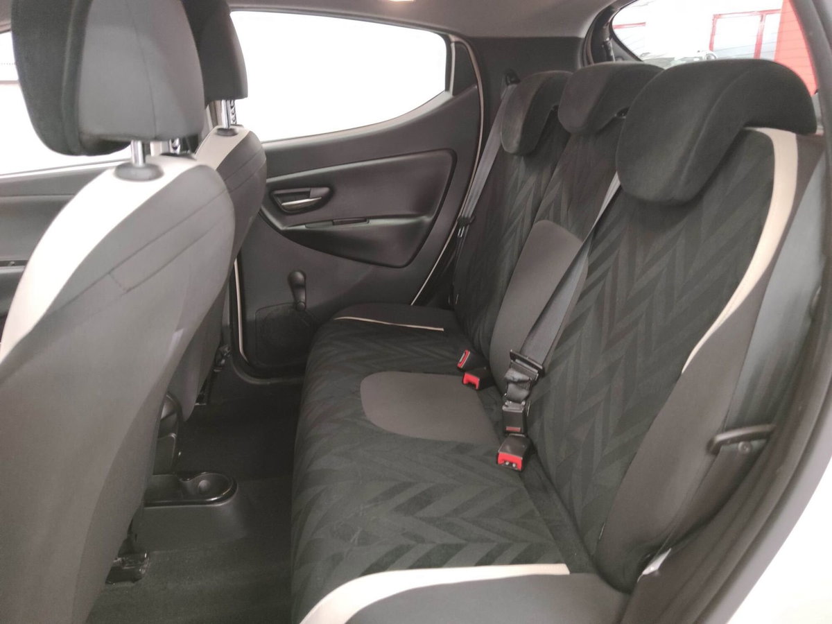 Lancia Ypsilon 1.2 69 CV 5 porte Gold (12)
