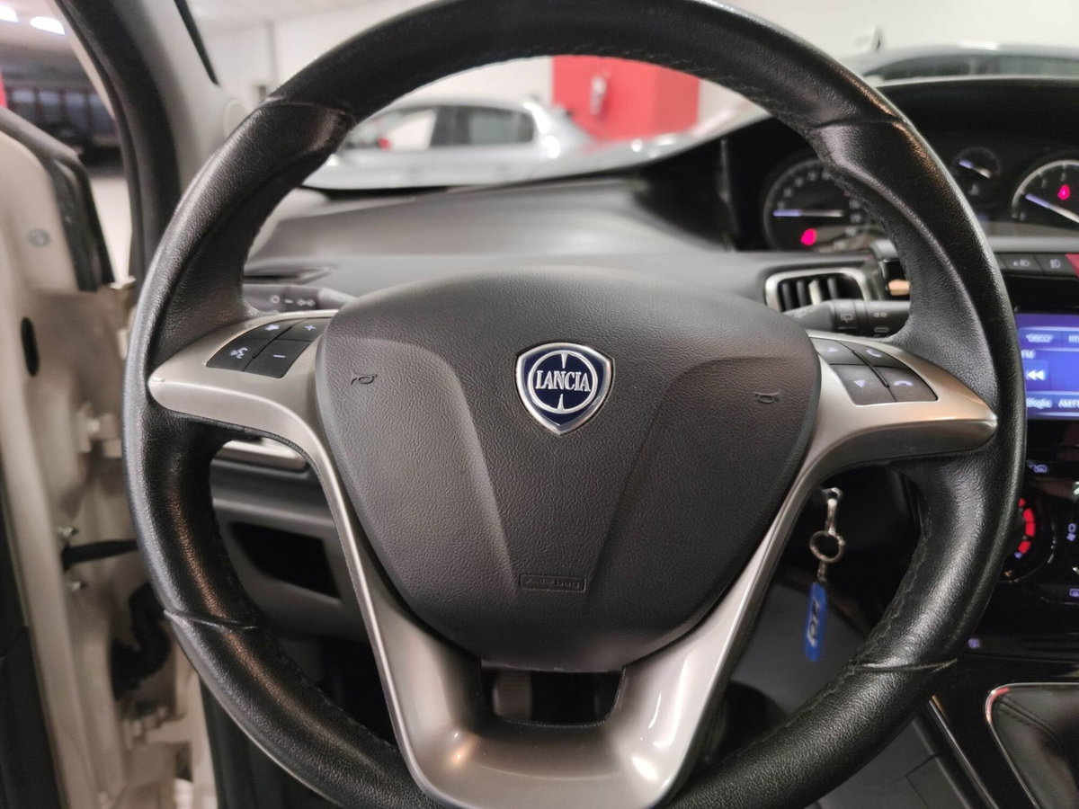 Lancia Ypsilon 1.2 69 CV 5 porte Gold (14)