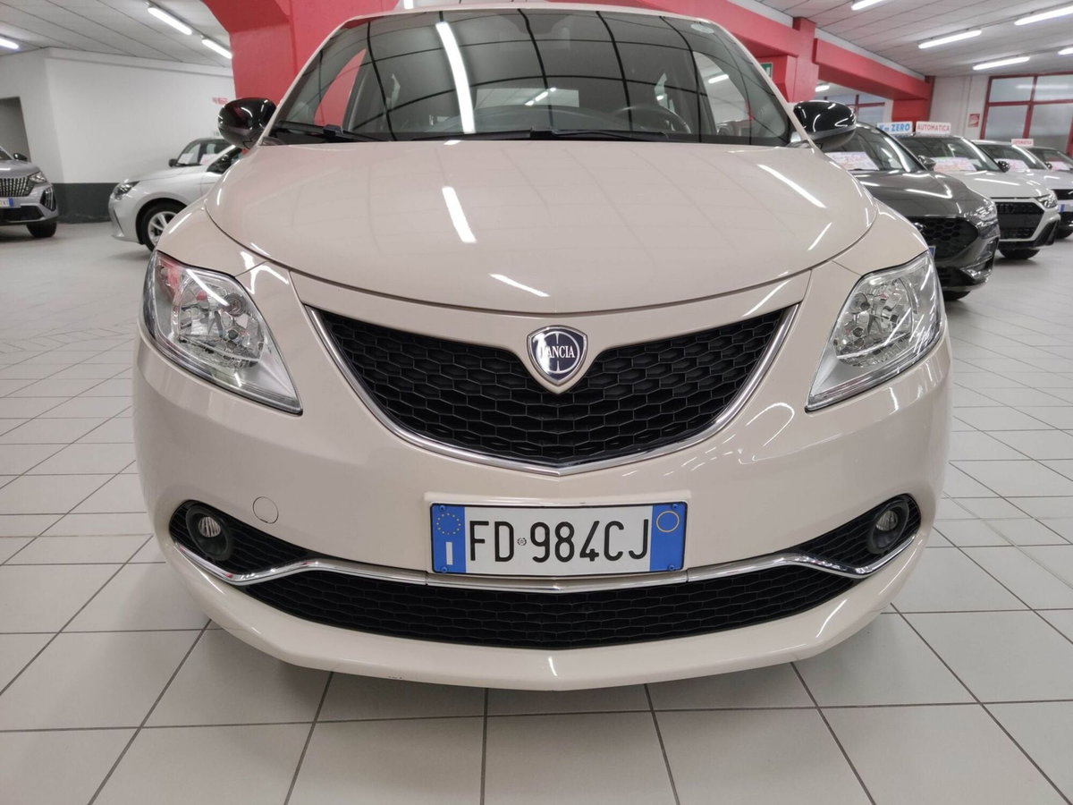 Lancia Ypsilon 1.2 69 CV 5 porte Gold (2)