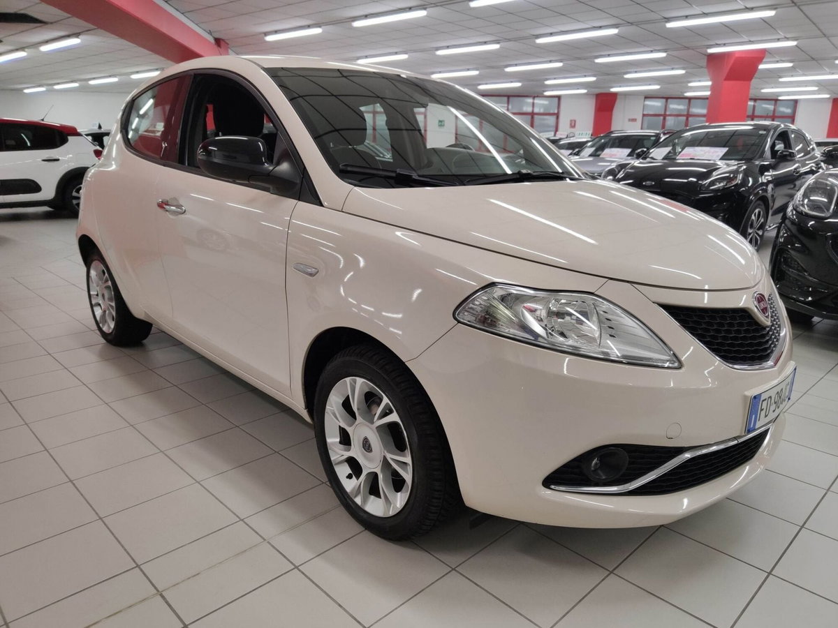 Lancia Ypsilon 1.2 69 CV 5 porte Gold (3)