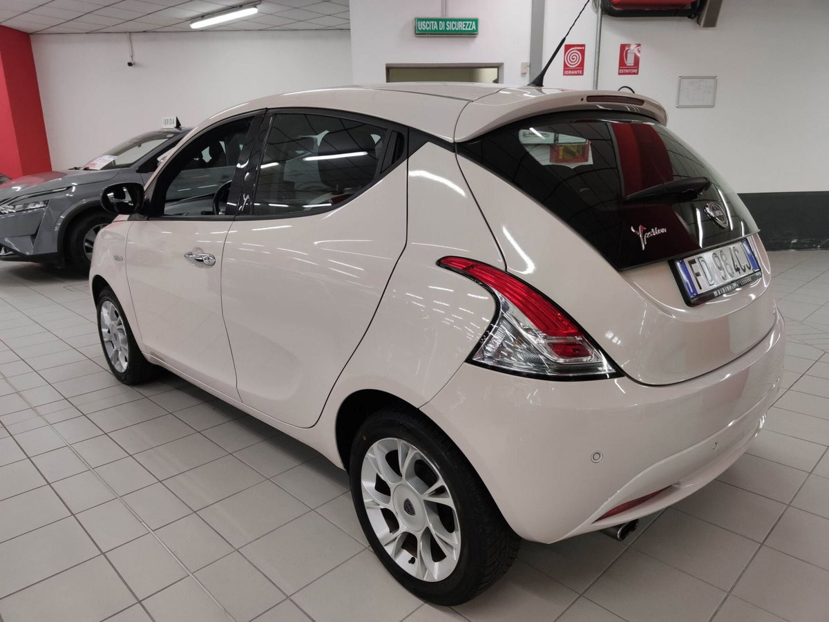 Lancia Ypsilon 1.2 69 CV 5 porte Gold (6)