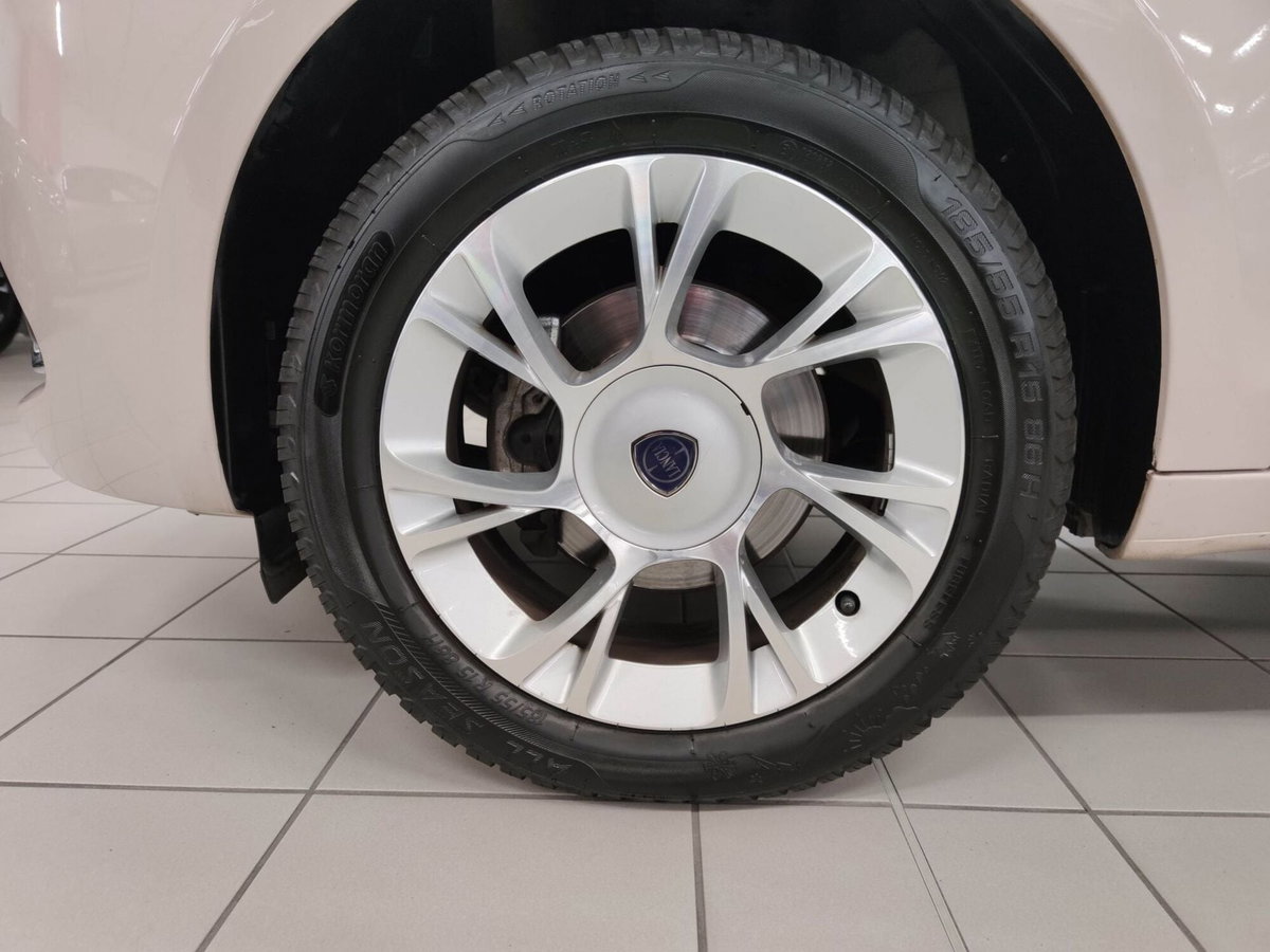 Lancia Ypsilon 1.2 69 CV 5 porte Gold (7)
