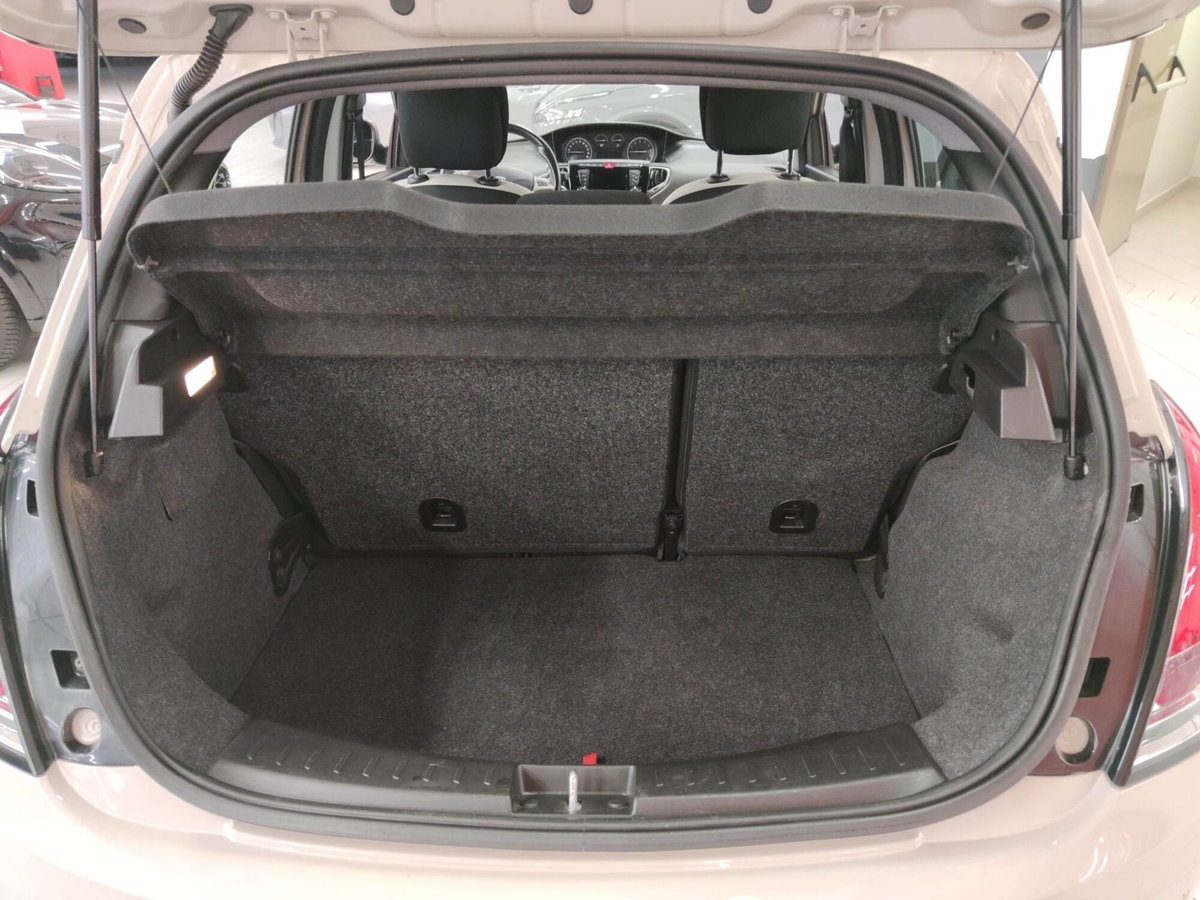 Lancia Ypsilon 1.2 69 CV 5 porte Gold (8)