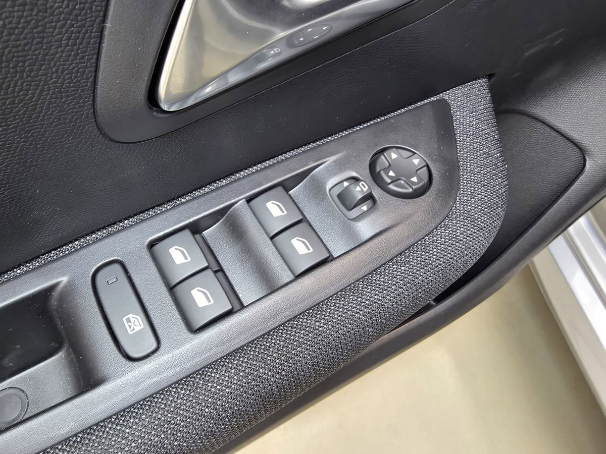 Peugeot 208 1.2 hybrid Business 110cv e-dcs 6 (11)