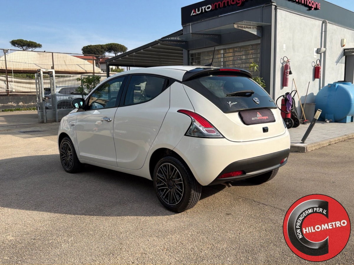 Lancia Ypsilon 1.0 FireFly 5 porte S&S Hybrid Gold Plus (4)