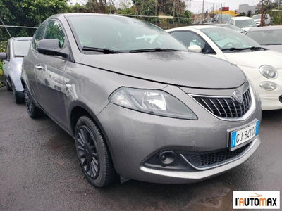 Lancia Ypsilon 1.0 FireFly 5 porte S&S Hybrid Ecochic Silver usata