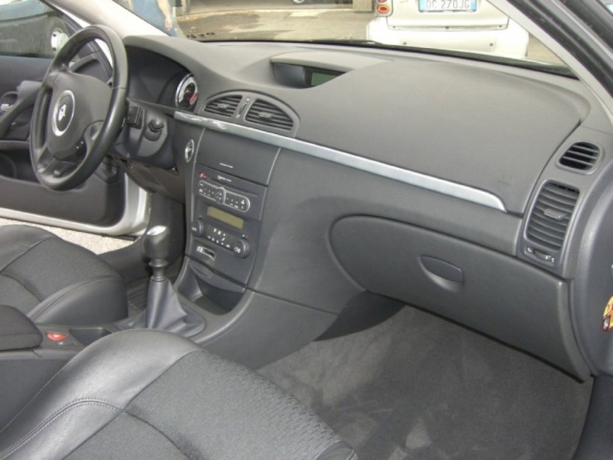 Renault Laguna 1.9 dCi/130CV Confort (17)