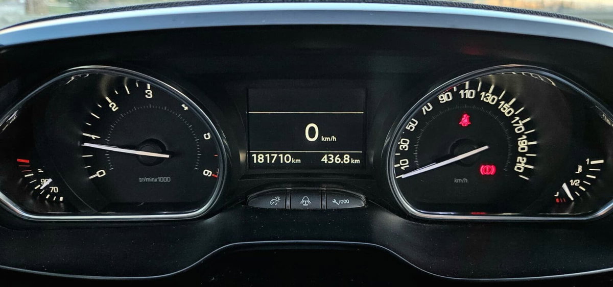 Peugeot 2008 BlueHDi 100 S&S Allure (16)