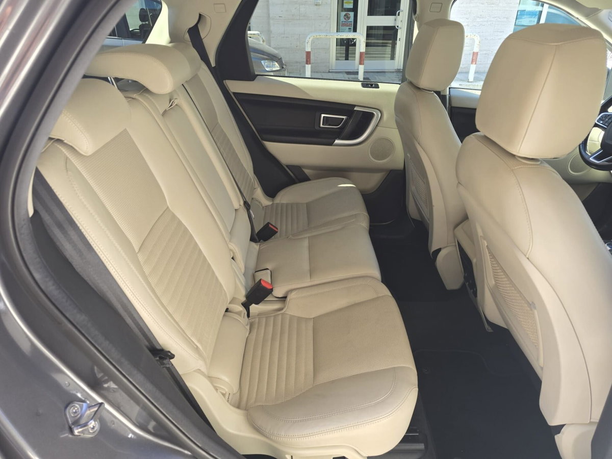 Land Rover Discovery Sport 2.2 TD4 HSE Luxury (11)