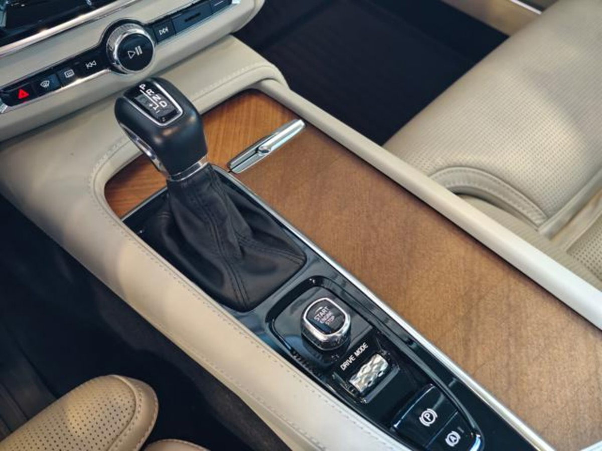 Volvo V90 D4 AWD Geartronic Inscription (11)