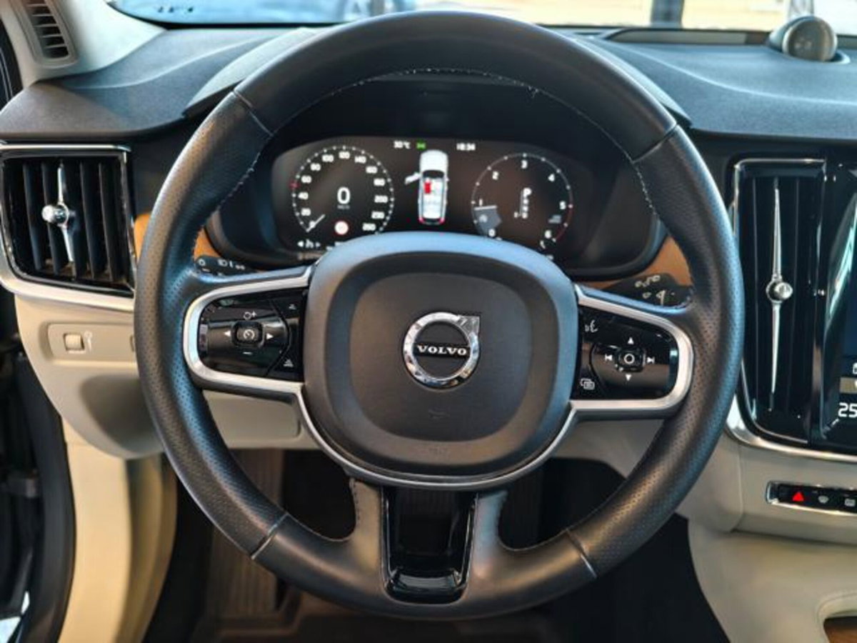 Volvo V90 D4 AWD Geartronic Inscription (8)