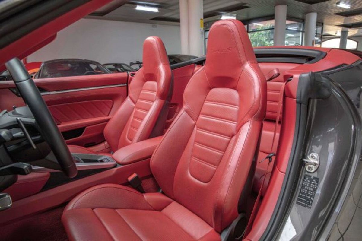 Porsche 911 Cabrio Cabrio 3.7 Turbo S auto (10)