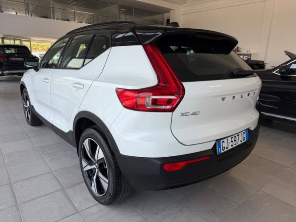 Volvo XC40 T5 Recharge Plug-in Hybrid R-design (6)